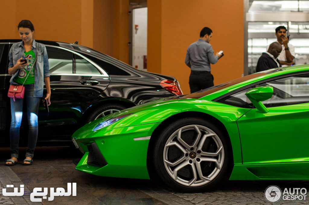 “بالصور” لامبورجيني افنتادور باللون الأخضر اللامع في مدينة دبي تجذب الانظار Lamborghini-aventador-lp700-4-c265215122013173751_8