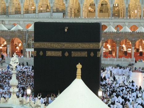 تفسير رؤية حلم الصلاة في الكعبة أو حولها أو فوقها في المنام لابن سيرين Prayer-in-the-Kaaba-465x349