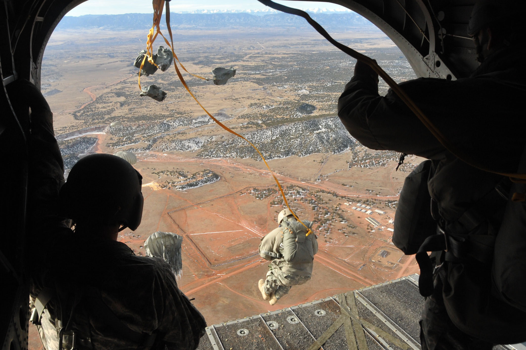 Recopilación FOTOS GREEN BERETS + referencia Special-forces-parachute-jump-hr