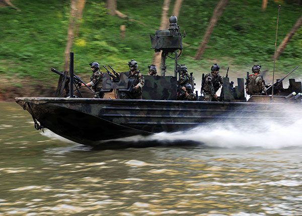 PERAHU BERSENJATA UNTUK PATROLI KHUSUS SUNGAI . Soc-r-sbt22