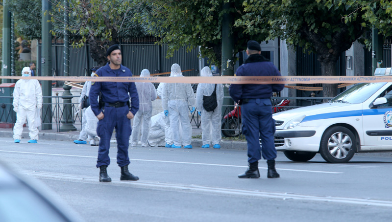 Έρευνες για τον εντοπισμό των δραστών της επίθεσης στη γαλλική πρεσβεία 10-104939gallikhpresveia3