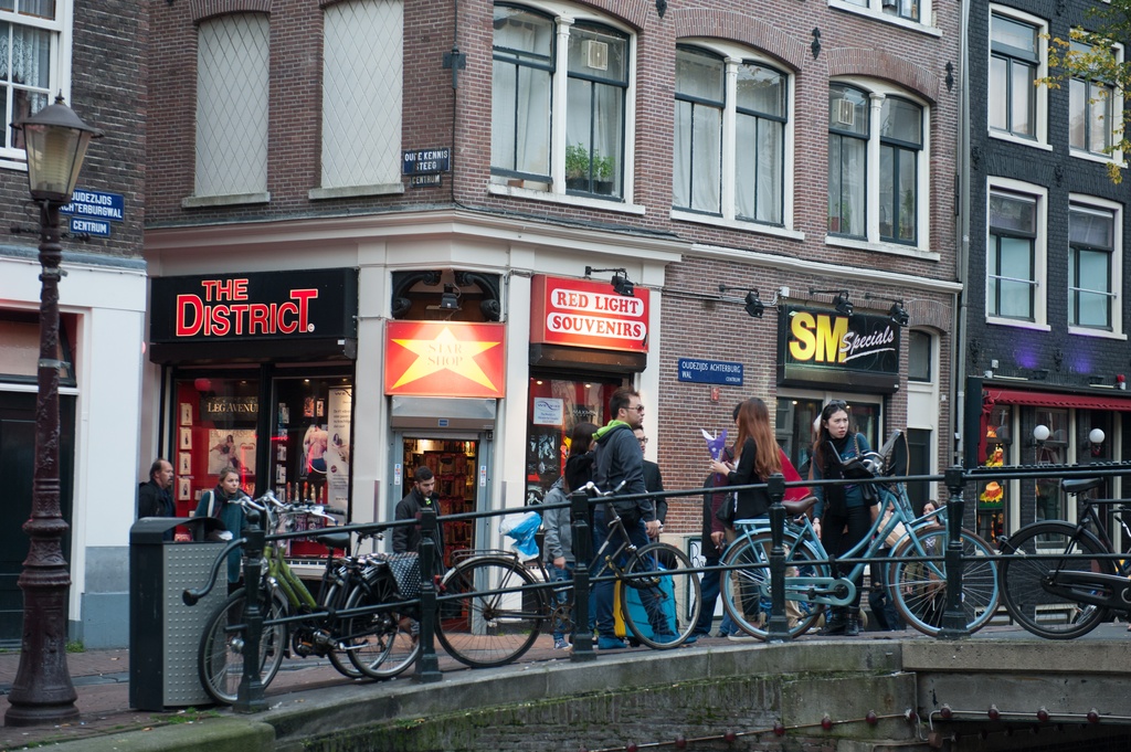 Ouverture de I Amsterdam. Red_light_district_street_and_canal