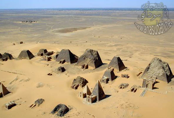 اكتشاف 35 هرما ومقبره اثريه بالسودان  Meroe_pyramids_01_x600