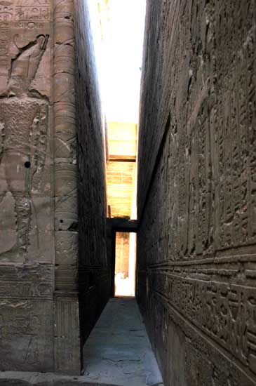 Temple of Horus at Edfu, Egypt.....معبد حورس بادفو Picture%20091001