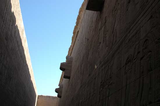 Temple of Horus at Edfu, Egypt.....معبد حورس بادفو Picture%20093001