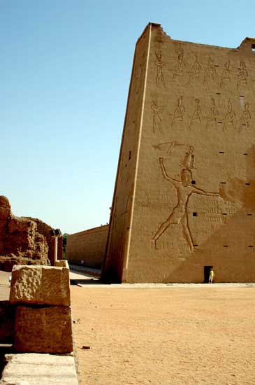 Temple of Horus at Edfu, Egypt.....معبد حورس بادفو Picture%20226001