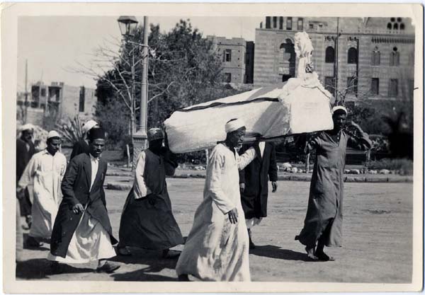 صور لمصر فديمه جدا...Old Photos, Prints, Cards Coffin%20being%20carried%20through%20the%20streets%20of%20Cairo%2C%201940%27s