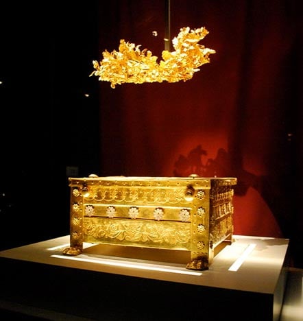 Remains of Philip II, father of Alexander the Great, confirmed found Golden-larnax-golden-crown-found-in-Tomb-II