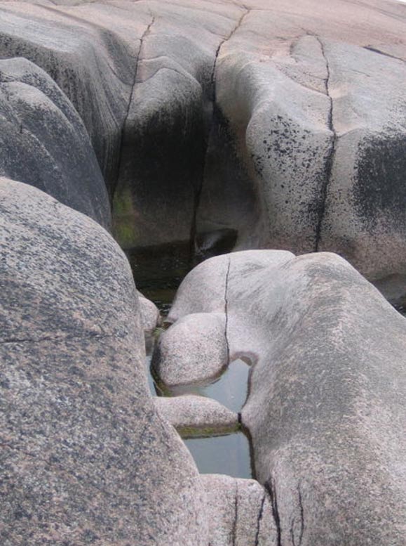 Mysterious Labyrinth and Ritual Caves: Archaeologists dig up the Stone Age Past on Swedish Island Jattegrytor