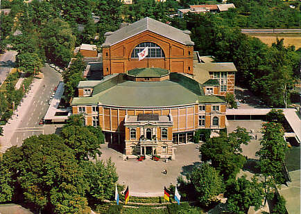 Vos découvertes du mois de Juillet 2006 Bayreuth_festspielhaus_06