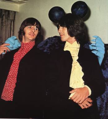 MICKEY MOUSE CONTROLADOR - Página 28 Yellow-Submarine-Press-Preview-the-beatles-7318177-348-382