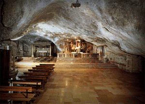 La porta del cielo---la grotta di San Michele Arcangelo. Grotta2