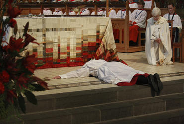 هما بيعملوا ايه؟؟؟...!!!! Bishop-Victoria-Matthews-prostrates-herself-before-the-altar-of-ChristChurch-Cathedral_randomImage