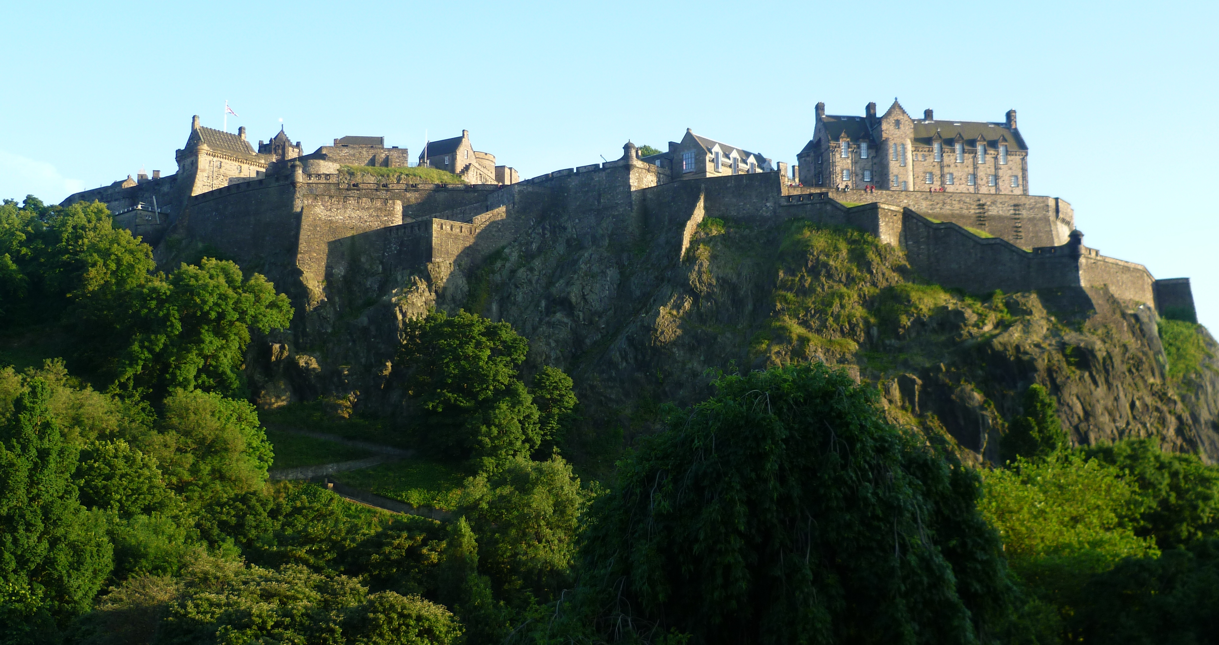 O Ruir do Velho Mundo - Uma Cidade de Sombras Edinburgh_Castle_from_the_North