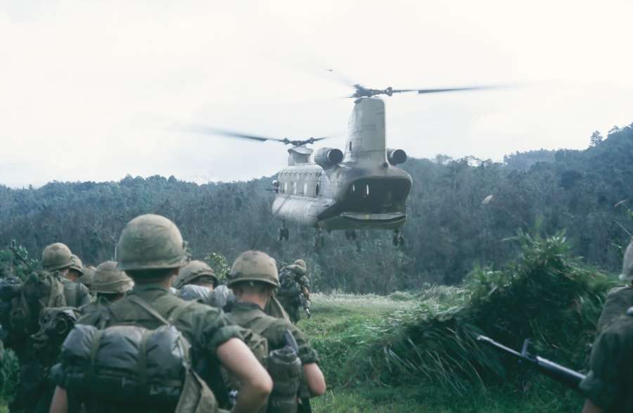 NAM IMAGES - Página 2 Grunts_boarding_chinook