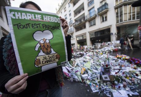 Parigi, in fila prima dell'alba per l'ultimo numero di Charlie Hebdo 83eb880fed2c2aa9c8e1a71972973057