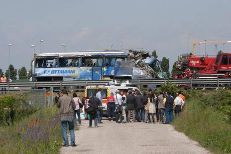 Pullman nella scarpata sull'A13, almeno 5 morti Fe89c3d58704a4b80016e3801ef8065c