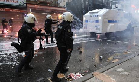 Turchia: folla per Berkin, si infiamma Istanbul E24ff248895b2f64da297fb93f756bfe