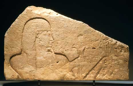 objetos egipcios en venta. Ori__521550142_1094426_Fragment_of_an_Egyptian_Limestone_Wall_Panel_Depicting_a_Pharaoh_-_X.0383