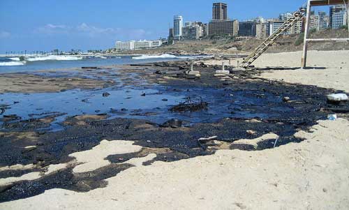  لأجل الحياة على الأرض، أنقذوا بحارنا Lebanon-oil-beach