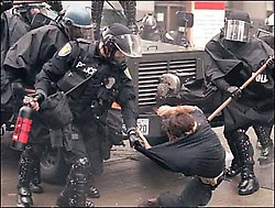 EEUU estrenará escudo policial que corta la respiración de manifestantes  Seattlecopscwww_p