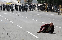 MIREN LA IMAGEN, ?QUE PASARIA SI AHI FUESES CUBA? Huyendo-policia-honduras_p