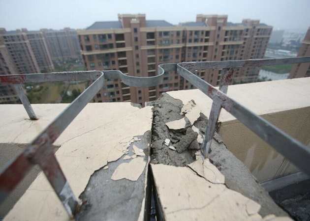  العيش في مبنىً مائل لخاطر منتجع ديزني شانغهاي Collapse-fears-rise-at-Shanghai-Disney-relocation-homes_arch-news.net_784_1