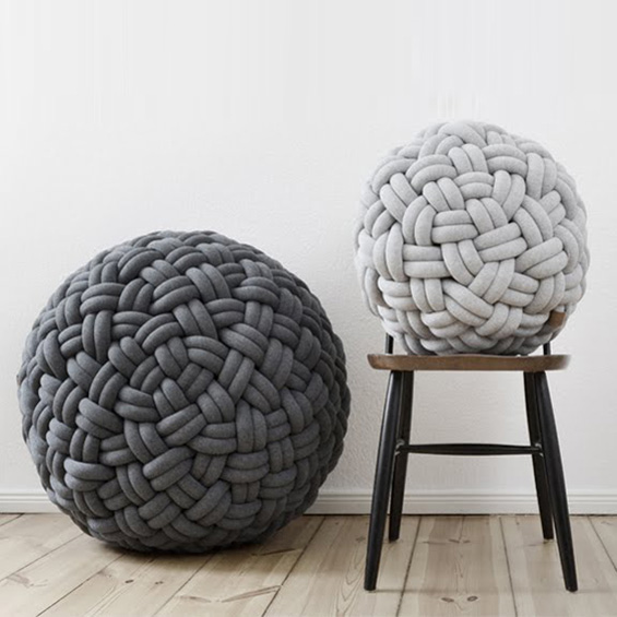 Design : les dernières créations - Page 2 2939-architecture-design-muuuz-magazine-blog-decoration-interieur-art-maison-architecte-kumeko-poufs-knotty-jersey-sasha-fefelova-coussin-assise-01