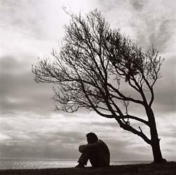 الشعور بالوحدة Loneliness_man_under_tree