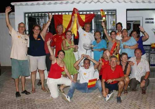 احتفالات في مدينة مليلية الإسبانية بمناسبة فوز منتخبها بكأس العالم Fn-0131032471600-500x352