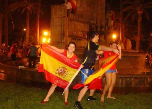 احتفالات في مدينة مليلية الإسبانية بمناسبة فوز منتخبها بكأس العالم Fn-013167188200-500x360