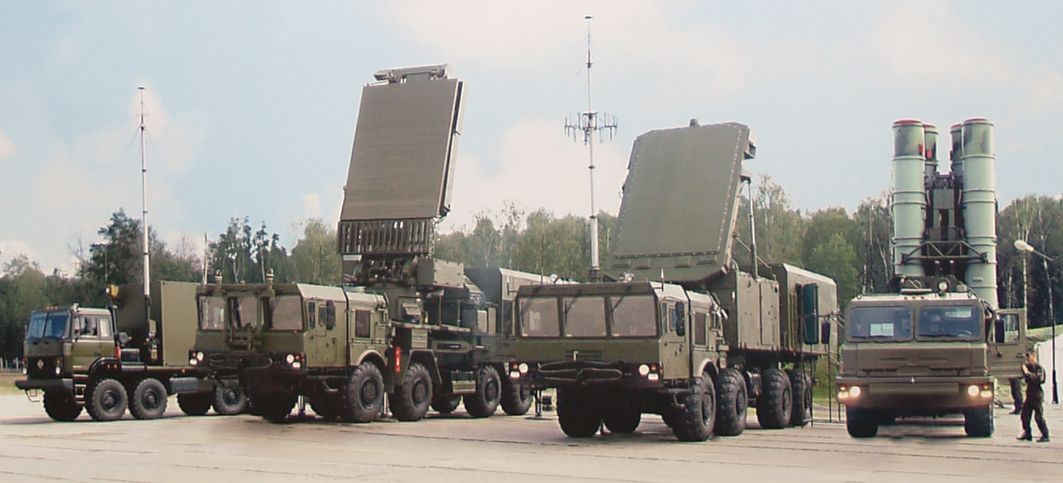 الجزائر تعزز قوتها بمنظومات S-400 للدفاع الجوي  S-400_family_surface_to_air_missile_wheeled_armoured_air_defense_vehicle_russian_army_russia_004