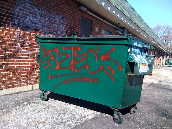 Vidéo du jour - Page 4 Graffiti-dumpster