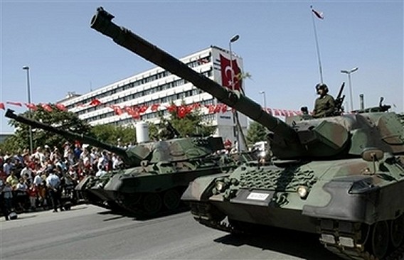 الجيش التركي Leopard_1A5_Turkish_Army_parade_30082007_001