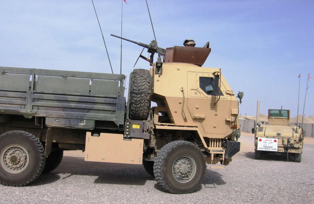 اكبر و اوثق موسوعة للجيش العراقي على الانترنت FMTV_armoured_truck_United_states_army_forum_ArmyRecognition_001