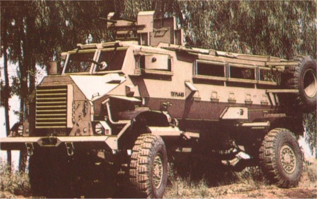 concept car : véhicules civils Casspir_Reumech_OMC_wheeled_armoured_vehicle_South-Africa_640