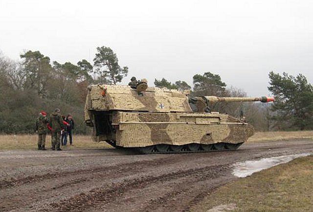وقفه بسيطه مع الابرامز المصريه  Pzh_2000_with_self-propelled_howitzer_with_MMT_mobile_multispectral_camouflage_system_Germany_German_army_001