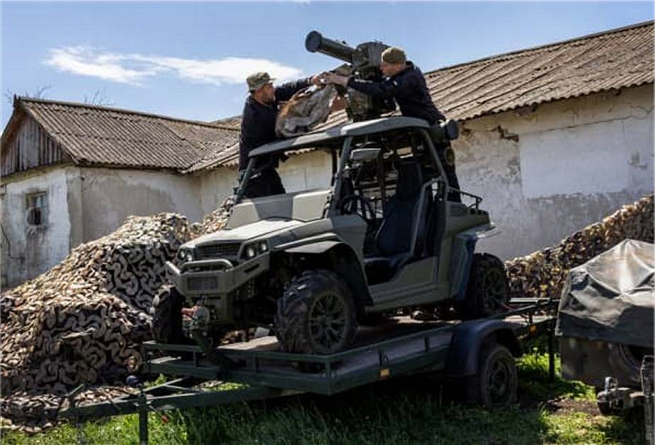 Ukrainian Armed Forces / Zbroyni Syly Ukrayiny - Page 22 Ukrainian_soldiers_use_All-Terrain_Vehicle_Geon_Strike_1000_armed_with_Skif_anti-tank_missile_925_001