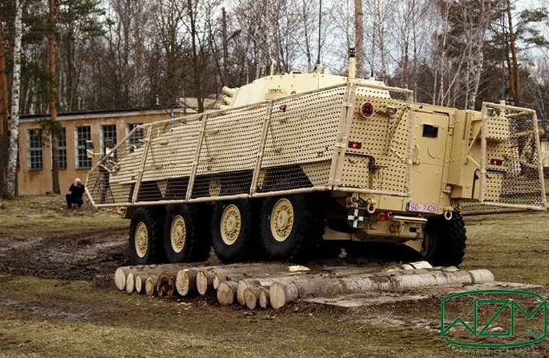 Armée Polonaise Rosomak_wire_cage_armor_8x8_wheeled_armoured_vehicle_WZM_Poland_polish_army_001