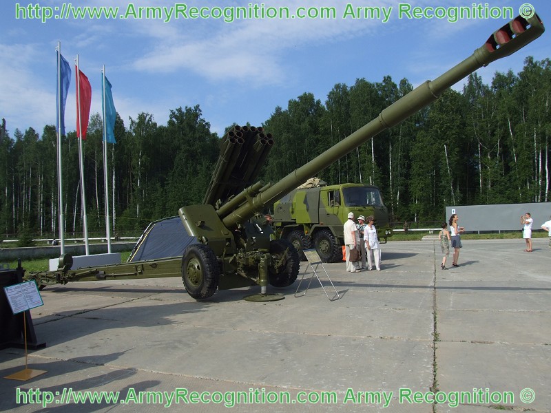 تفاصيل الصفقه الروسيه الجديده للعراق . 2A65_howitzer_152_mm_MSTA-B_Russia_Russian_Expo_Arms_2008_001