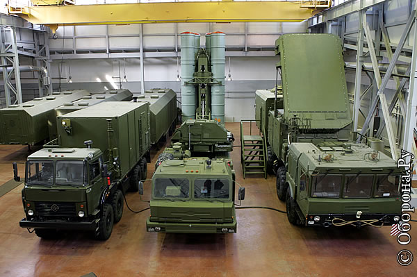 الصين ستحصل على منظومه الدفاع الجوي الروسيه s-400 S-400_surface_to_air_missile_wheeled_armoured_air_defense_vehicle_Russian_army_Russia_001