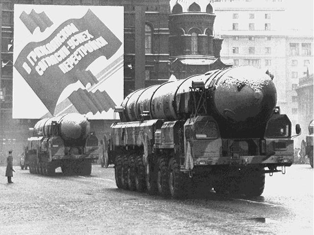 Armée Russe SS-25_Sickle_rt-2pm_Topol_rs-12m_ballistic_missile_truck_MAZ-7917_Russian_Army_Russia_640