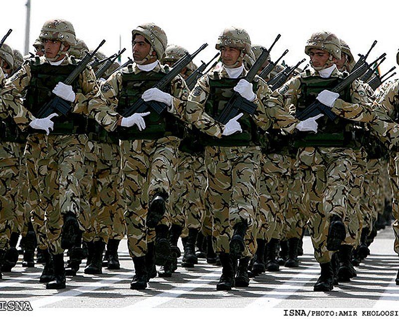 Armée Iranienne - Page 3 Soldiers_military_combat_field_dress_uniforms_Iran_Iranian_army_006