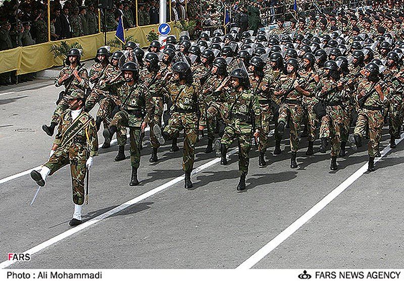 Armée Iranienne - Page 3 Soldiers_military_combat_field_dress_uniforms_Iran_Iranian_army_008