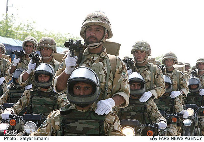 Armée Iranienne - Page 3 Soldiers_military_combat_field_dress_uniforms_Iran_Iranian_army_010