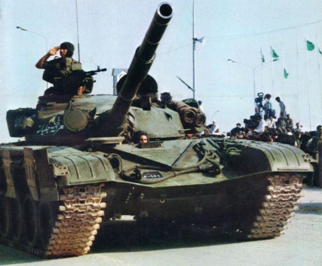 الموازنة العسكرية بين الثوار الليبيين وقوات القذاافي لا يفوتك T-72_main_battle_tank_libyan_army_Libya_001