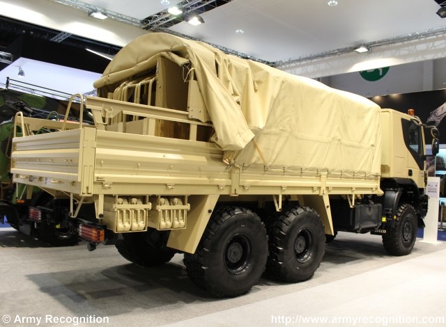 معرض IDEX-2015  Latest_evolution_of_Iveco_Trakker_6x6_truck_presented_at_IDEX_2015_640_002