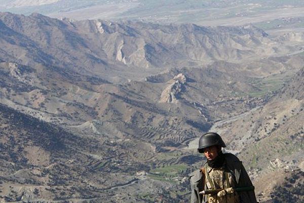 Pakistan Afghan_soldier_stands_guard_at_the_border_with_Pakistan_001