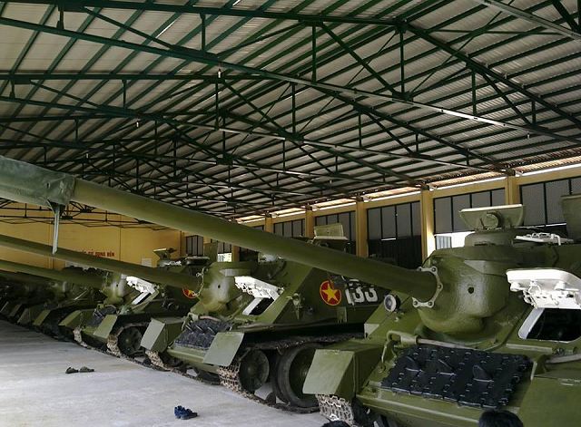 Vietnam People's Ground Forces The_old_Soviet-made_SU-100_tank_killer_still_in_service_with_the_Vietnamese_armed_forces_640_001