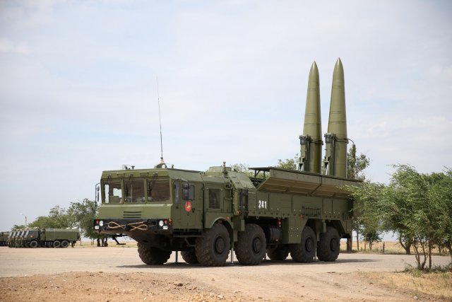 Belarus-Russia arms sales - Page 2 Belarus_to_consider_buying_S_400_and_Iskander_missile_systems_640_001